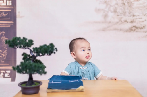 阿拉尔宝宝眼睛突然肿了